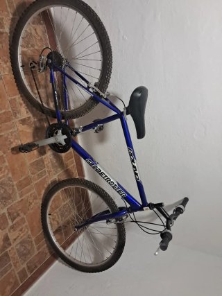 Bicicleta de montaña azul poco uso