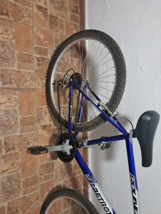 Bicicleta de montaña azul poco uso