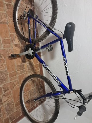 Bicicleta de montaña azul poco uso