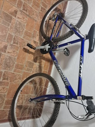 Bicicleta de montaña azul poco uso