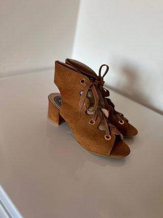 Tacones de ante con cordones