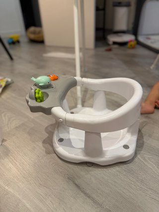 Asiento de baño para bebé con juguetes