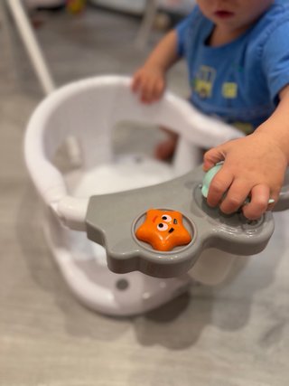 Asiento de baño para bebé con juguetes