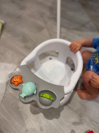 Asiento de baño para bebé con juguetes