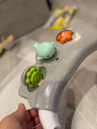 Asiento de baño para bebé con juguetes