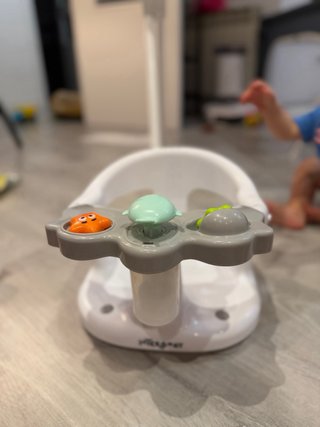Asiento de baño para bebé con juguetes