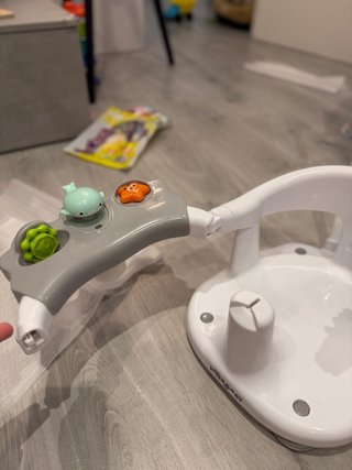 Asiento de baño para bebé con juguetes