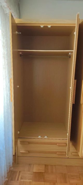 Armario 4 puertas  con una mesita