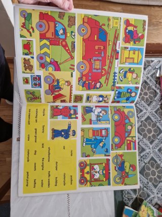 Libro infantil ingles pegatinas.LA CIUDAD