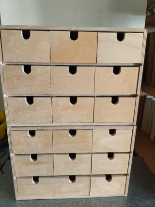 Cajoneras de madera apilables.