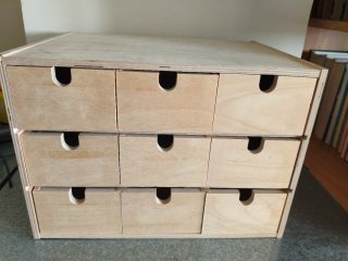 Cajoneras de madera apilables.
