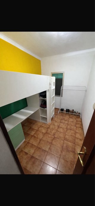 Cama alta con escritorio y almacenaje