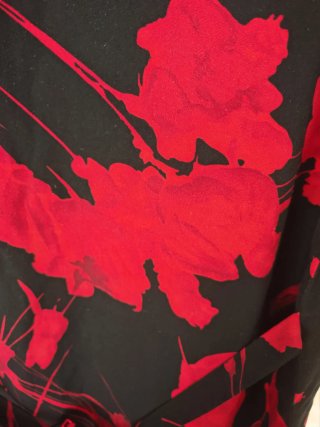 Vestido recto fluido estampado negro y rojo T.L