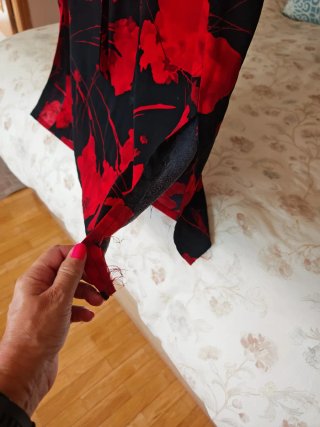 Vestido recto fluido estampado negro y rojo T.L