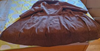 Abrigo largo marrón con cuello de pelo