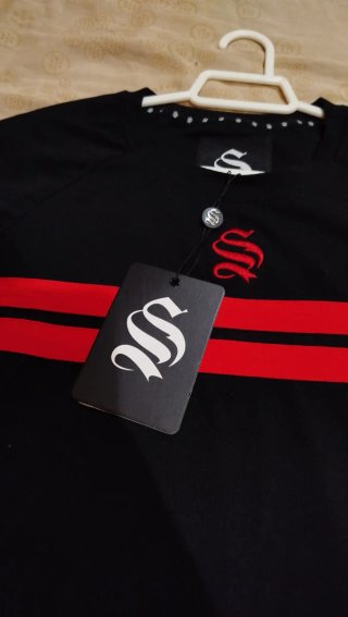 Camiseta Negra con Rayas Rojas Talla L