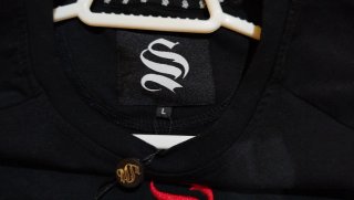 Camiseta Negra con Rayas Rojas Talla L