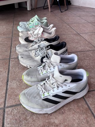 Zapatillas de running verdes y blancas