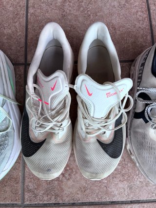 Zapatillas de running verdes y blancas