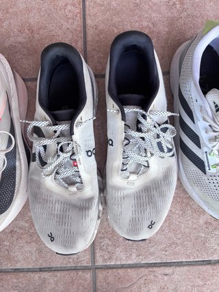 Zapatillas de running verdes y blancas