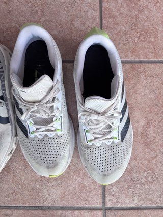 Zapatillas de running verdes y blancas
