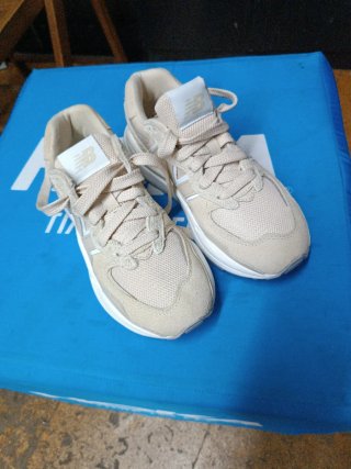 Zapatillas New Balance Beige y Blanco
