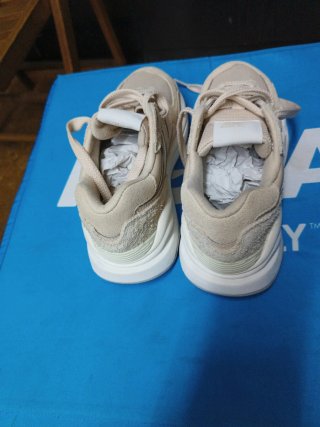 Zapatillas New Balance Beige y Blanco