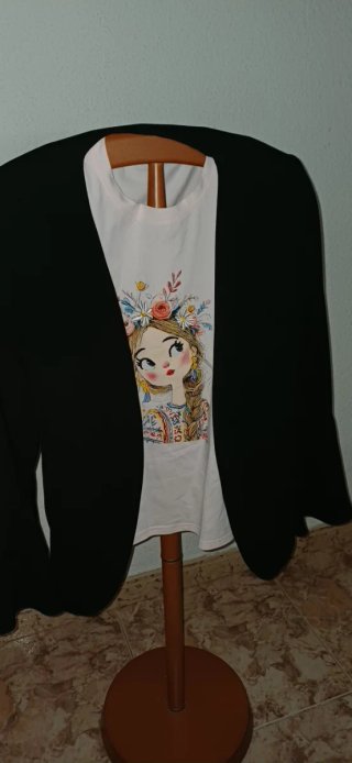 Chaqueta negra con estampado floral