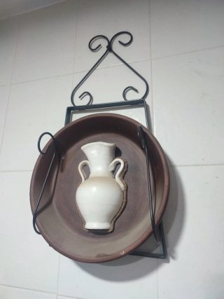 Plato de barro decorativo con jarrón