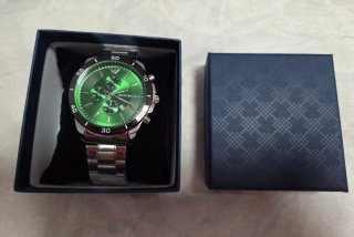Reloj nuevo de metal en caja