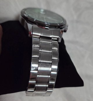 Reloj nuevo de metal en caja