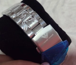 Reloj nuevo de metal en caja