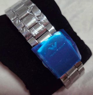Reloj nuevo de metal en caja