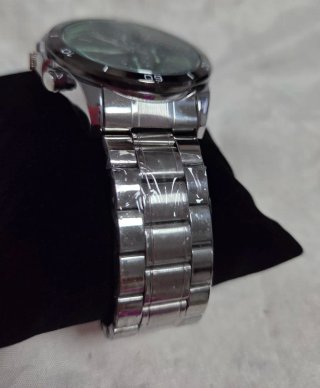 Reloj nuevo de metal en caja