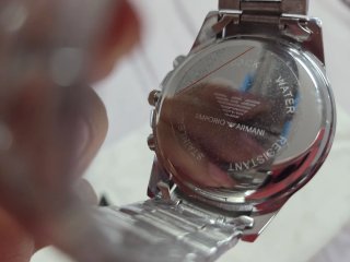 Reloj nuevo de metal en caja