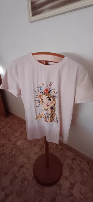 Camiseta con estampado de chica y flores