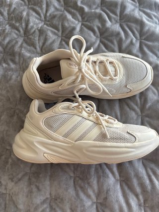 Zapatillas Adidas Beige y Blancas