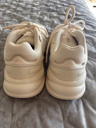 Zapatillas Adidas Beige y Blancas