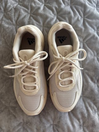 Zapatillas Adidas Beige y Blancas