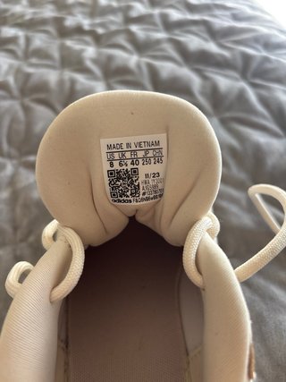 Zapatillas Adidas Beige y Blancas