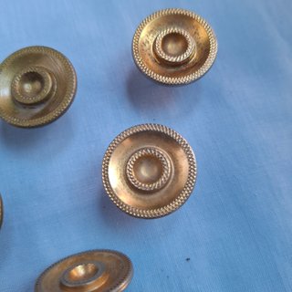 Seis tiradores dorados de latón
