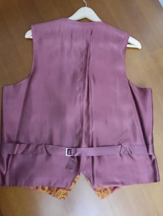 Chaleco de vestir hombre paisley dorado y morado