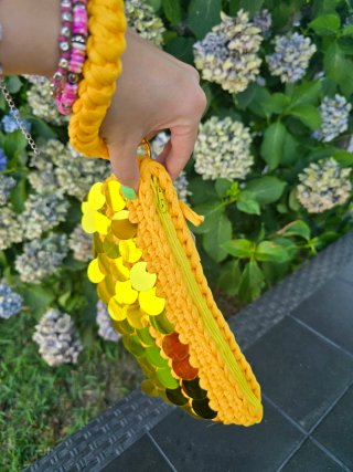 Pochette gialla con paillettes oro