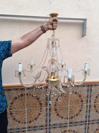 Lámpara de araña de cristal y metal