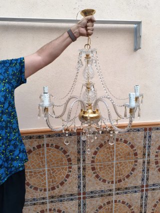 Lámpara de araña de cristal y metal