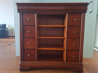 Mueble de cerezo con cajones