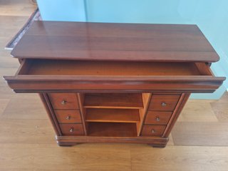 Mueble de cerezo con cajones