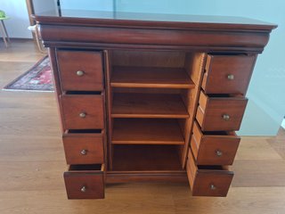 Mueble de cerezo con cajones