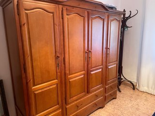 Dormitorio: 2 camas, mesilla y armario