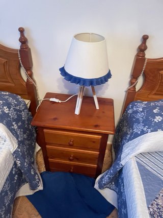 Dormitorio: 2 camas, mesilla y armario